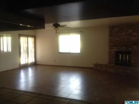 2323 E Iris Ave, Visalia, CA 93292 photo 10