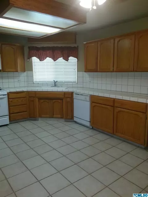 611 E Modoc Ave, Visalia, CA 93292 photo 4