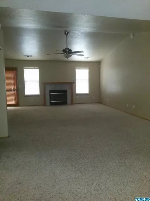 611 E Modoc Ave, Visalia, CA 93292 photo 2