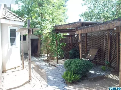 1286 E Fairview Ave, Tulare, CA 93274 photo 2