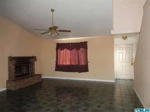 689 Alpha St, Tulare, CA 93274 photo 5