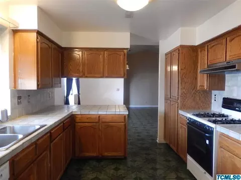 689 Alpha St, Tulare, CA 93274 photo 8