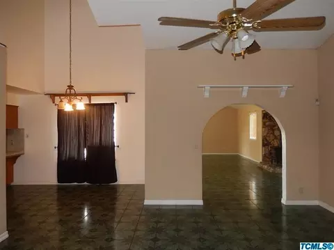 689 Alpha St, Tulare, CA 93274 photo 1
