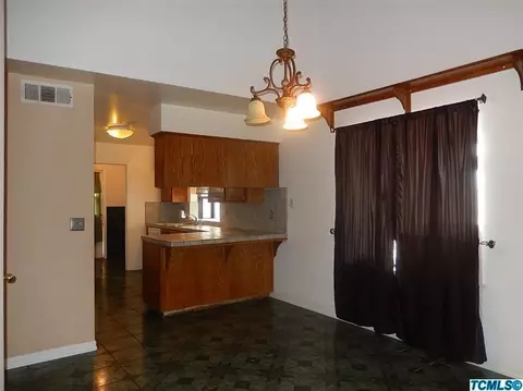 689 Alpha St, Tulare, CA 93274 photo 6