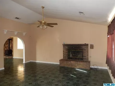 689 Alpha St, Tulare, CA 93274 photo 4
