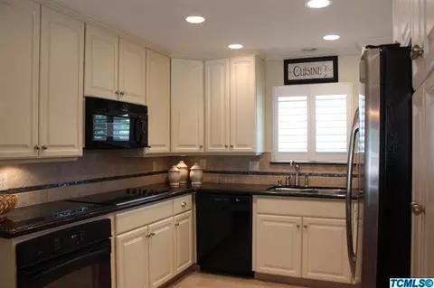15 S Cambridge Dr, Lemoore, CA 93245 photo 8