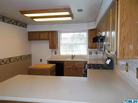 745 E Palm Dr, Hanford, CA 93230 photo 2