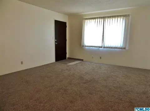 392 E 11th St, Hanford, CA 93230 photo 5