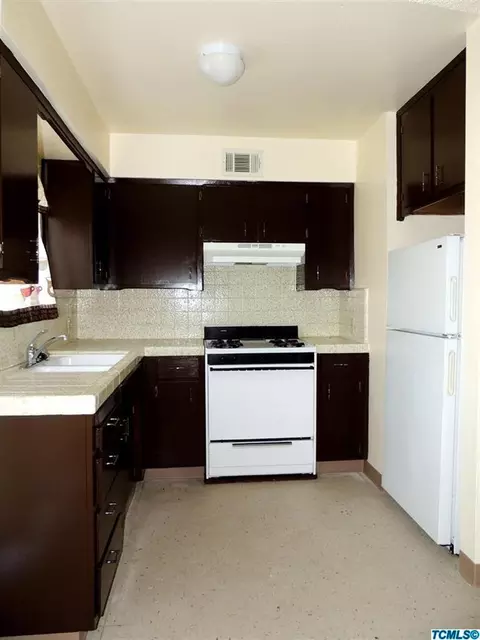392 E 11th St, Hanford, CA 93230 photo 3