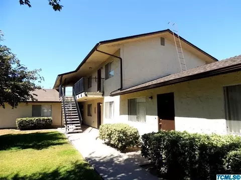 392 E 11th St, Hanford, CA 93230 photo 2