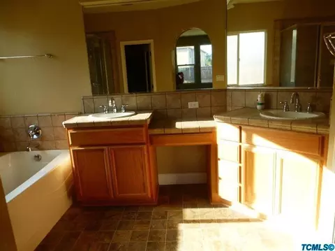 2598 E Kern Ave, Tulare, CA 93274 photo 9