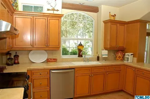 1332 E Laura Ct, Visalia, CA 93292 photo 7