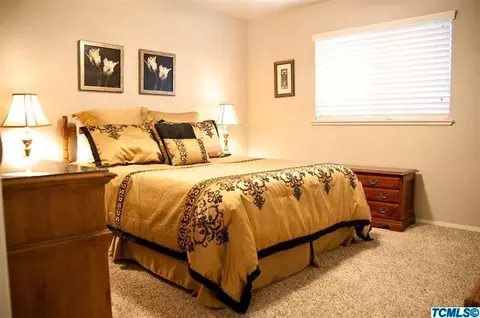 213 E Wilson Ave, Tulare, CA 93274 photo 14