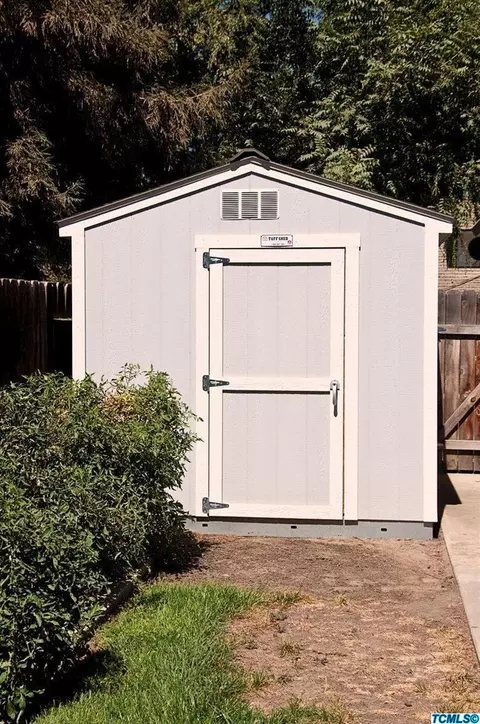 213 E Wilson Ave, Tulare, CA 93274 photo 24