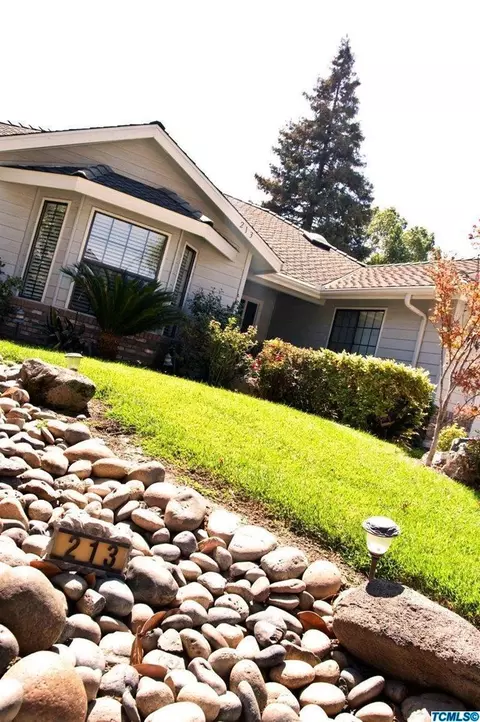 213 E Wilson Ave, Tulare, CA 93274 photo 2