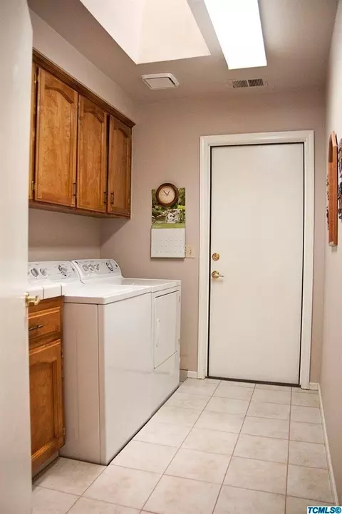 213 E Wilson Ave, Tulare, CA 93274 photo 13