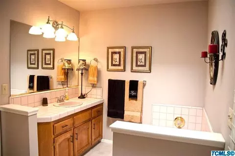 213 E Wilson Ave, Tulare, CA 93274 photo 16