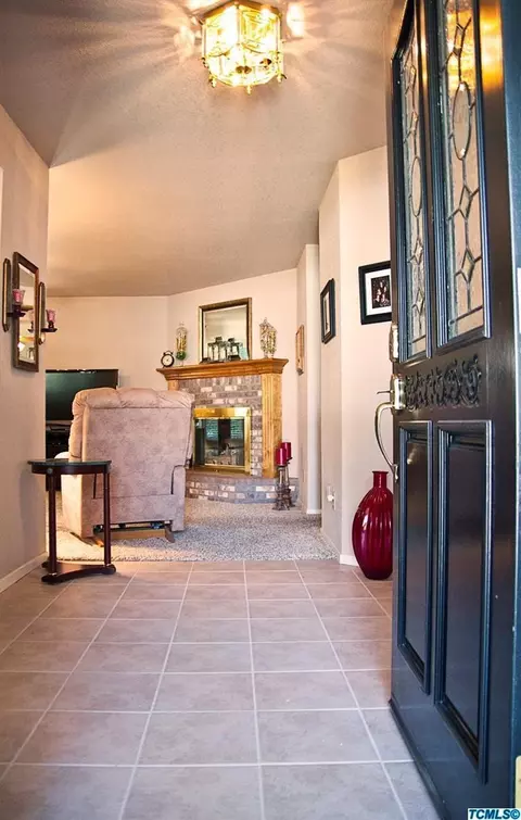 213 E Wilson Ave, Tulare, CA 93274 photo 4
