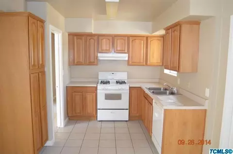 826 E Sunset Dr, Dinuba, CA 93618 photo 2