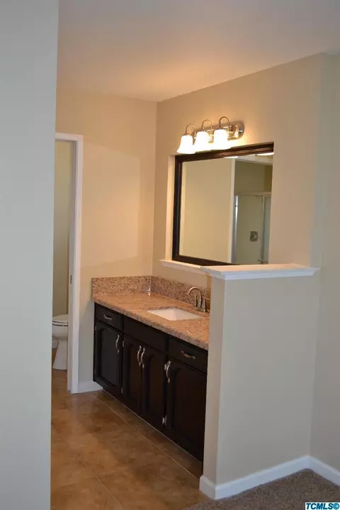 935 E Cambridge Ave, Visalia, CA 93292 photo 12