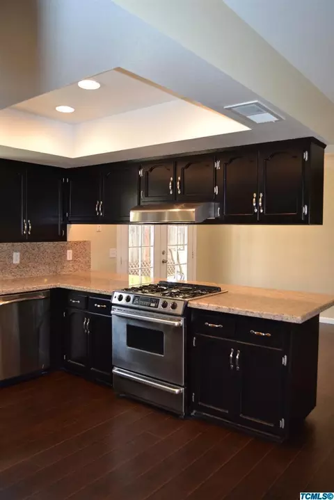 935 E Cambridge Ave, Visalia, CA 93292 photo 7