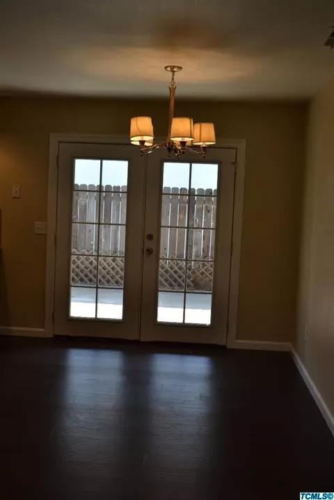 935 E Cambridge Ave, Visalia, CA 93292 photo 4