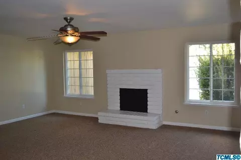 935 E Cambridge Ave, Visalia, CA 93292 photo 3