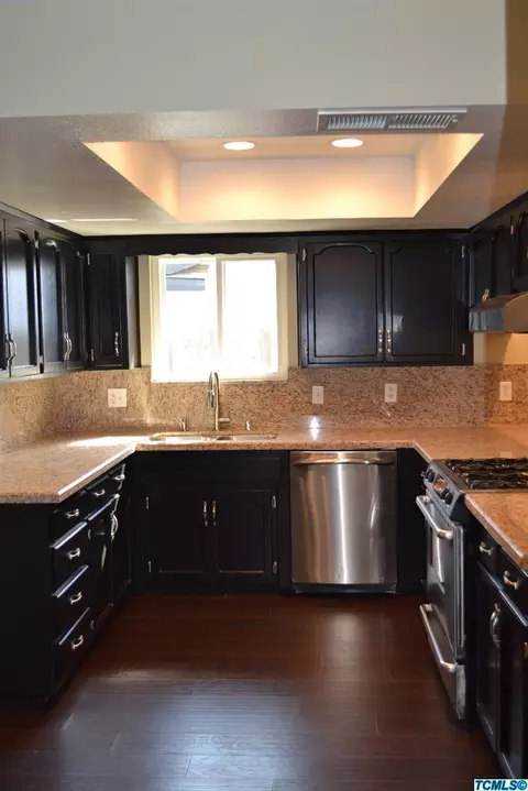 935 E Cambridge Ave, Visalia, CA 93292 photo 8