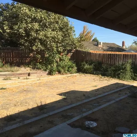 746 E Palm Dr, Hanford, CA 93230 photo 4