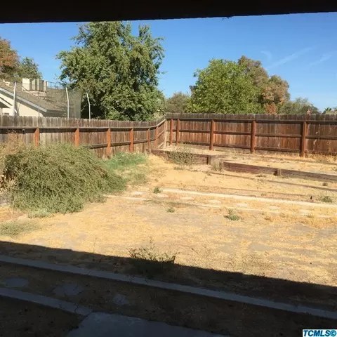 746 E Palm Dr, Hanford, CA 93230 photo 3