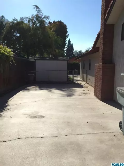 2301 E Hillcrest Ave, Visalia, CA 93292 photo 17
