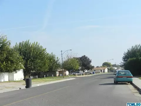 442 W Spruce Ave, Lemoore, CA 93245 photo 2