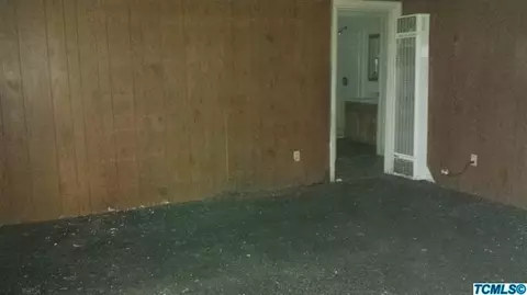 411 Elm St, Hanford, CA 93230 photo 2