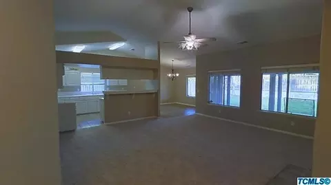 1251 E Davis Dr, Dinuba, CA 93618 photo 3