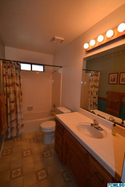 835 E Harold Ave, Visalia, CA 93292 photo 14