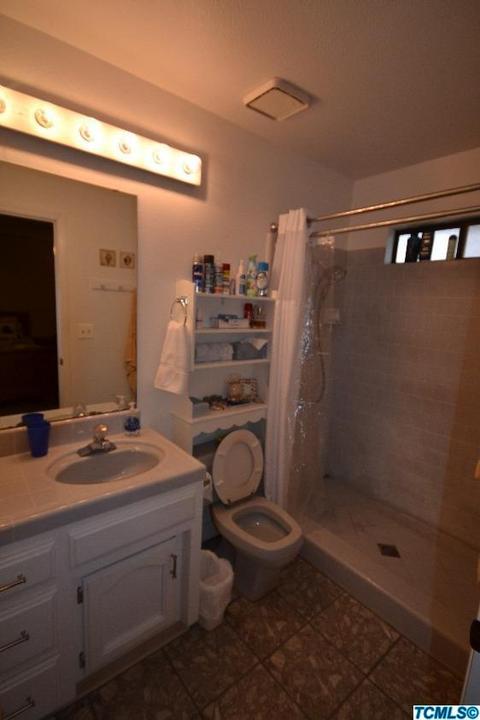 835 E Harold Ave, Visalia, CA 93292 photo 13