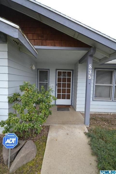 835 E Harold Ave, Visalia, CA 93292 photo 2