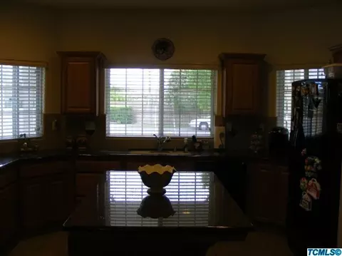 948 Avalon Dr, Lemoore, CA 93245 photo 6