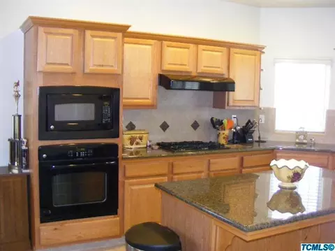 948 Avalon Dr, Lemoore, CA 93245 photo 8
