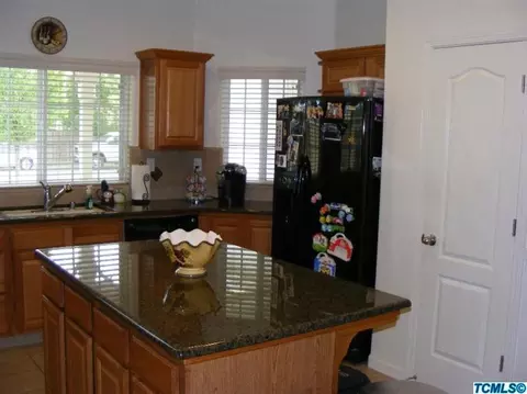 948 Avalon Dr, Lemoore, CA 93245 photo 9
