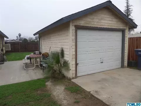 263 N D St, Tulare, CA 93274 photo 2