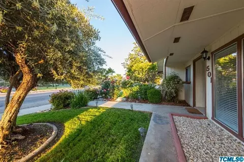 501 E Davis Dr, Dinuba, CA 93618 photo 3