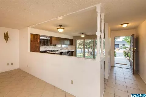 501 E Davis Dr, Dinuba, CA 93618 photo 4