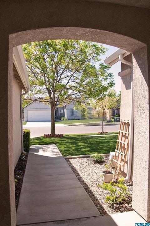 1702 Castle Way, Lemoore, CA 93245 photo 4