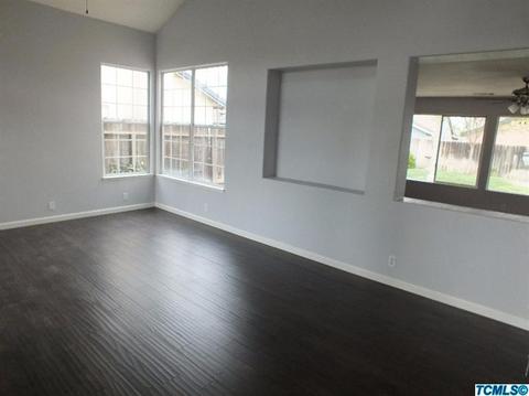 796 E Orange St, Hanford, CA 93230 photo 2