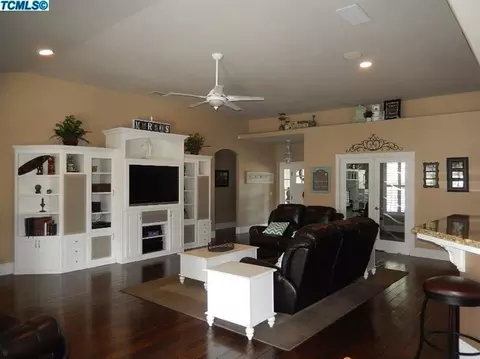 225 Mitchell Ave, Tulare, CA 93274 photo 6