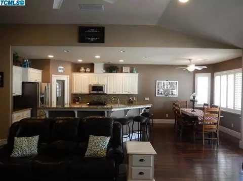 225 Mitchell Ave, Tulare, CA 93274 photo 9