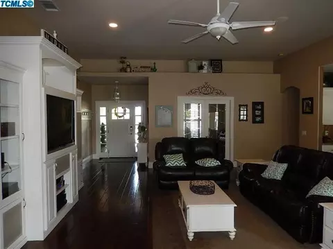 225 Mitchell Ave, Tulare, CA 93274 photo 4