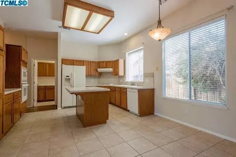 629 Avalon Dr, Lemoore, CA 93245 photo 9