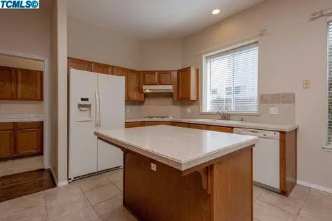 629 Avalon Dr, Lemoore, CA 93245 photo 11